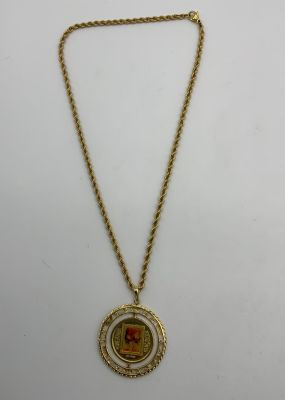 תליון זהב 14 קרט במשקל 17 גרם עם ספירים כחולים, תליון עם ליטוגרפיה מאנה כץ, קוטר התליון: 40 ס''מ