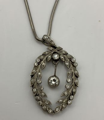 תליון פלטינה עתיק משובץ ביהלומים קטנים, ויהלום מרכזי 0.35CT, סה"כ 1.20 CT + שרשרת זהב לבן 18K - 