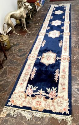 שטיח סיני עבודת יד מעולה -דק נראה משי שתי וערב צמר ראנר לפרוסדור אורך : 4,9 מטר רוחב: 90 