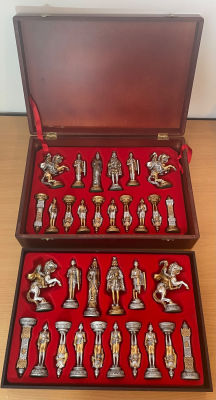 משחק שחמט חיילים צבועים בכסף וזהב בקופסת עץ (2 כלים שבורים ראו בתמונות) גובה חיילים: 9.5-12 ס״מ