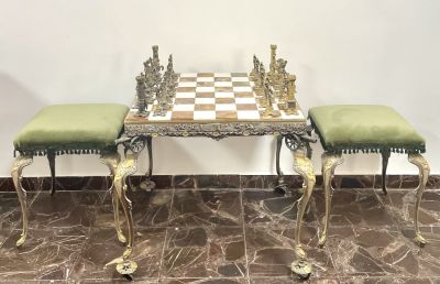 סט שחמט הכולל: שולחן שיש מרשים מעוטר חריטות בכל הצדדים וברגלי השולחן, 2 כסאות מתכת עם ריבוד 