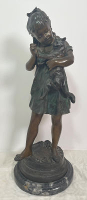 פסל ברונזה עם בסיס שיש ילדה משחקת עם חתול חתום -ראה צילום של החתימה -גובה: 53 ס''מ גודל בסיס: 