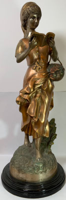 פסל ברונזה דמות אישה עם סלסלת פרחים גובה: 75 ס''מ קוטר בסיס: 35 ס''מ