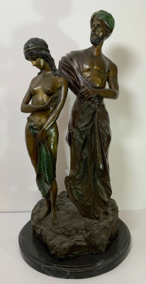 פסל ברונזה בסיס שיש זוג דמויות גבר ואישה מהעת העתיקה חתום גובה: 72 ס''מ קוטר בסיס: 36 ס''מ