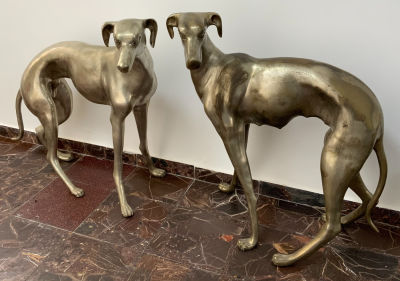 צמד פסלי מתכת דמויות כלבי רוח גובה: 82 ס''מ אורך: 77 ס''מ עומק: 48 ס''מ, גובה: 78 ס''מ אורך: 88 