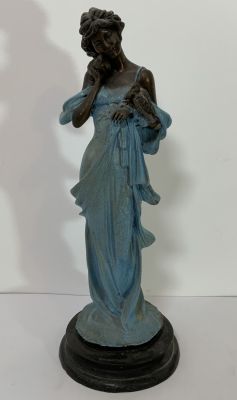פסל ברונזה חתום נערת הציפורים בשמלה כחולה גובה: 31 ס''מ קוטר בסיס 11.5 ס''מ