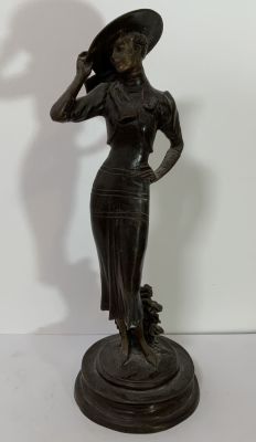 פסל ברונזה הנערה בכובע גובה: 31 ס''מ קוטר בסיס: 11 ס''מ