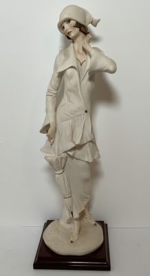 פסל נאפולי איטלקי חתום דמות נערה עם מטרייה עבודת ייציקה חתום גובה: 44 ס''מ