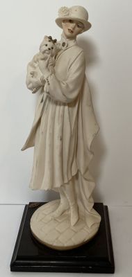 פסל נאפולי איטלקי חתום ומתוארך דמות נערה עם כלב עבודת ייציקה חתום גובה: 34 ס''מ