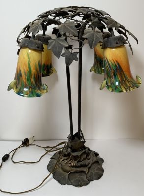 מנורה בסגנון ארט נובו ברזל וזכוכית במצב עובד מעוטר עלים גובה: 63 ס''מ