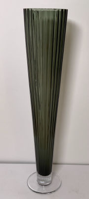 אגרטל קריסטל אומנותי גדול מרשים בצבע אפור ירוק זית גובה: 68 ס''מ קוטר פתח עליון: 15 ס''מ