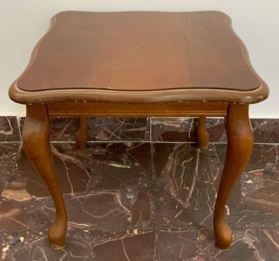 שולחן עץ קטן גובה: 31 ס''מ גודל שטח עליון: 35X35 ס''מ