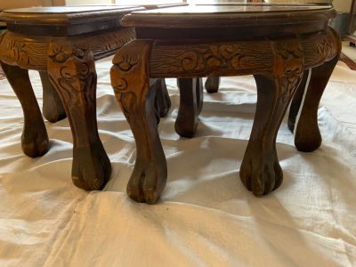 סט 4 שולחנות סינים עתיק קטנים ומיוחדים עץ גילוף עבודת יד מעוטר דמויות גובה 30 ס״מ 34X33 ס״מ כל 