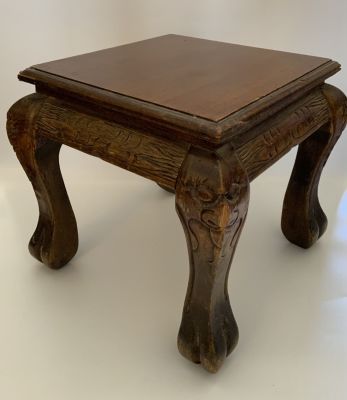 צמד כסאות עץ סיני עתיק גילוף עבודת יד עבודת אמן גובה 30 ס״מ גודל 33X33 ס״מ פגמים קלים ראו 