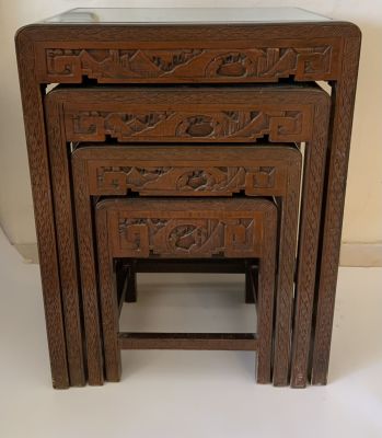 סט 4 שולחנות יפניות מדורגות עץ גילוף עבודת יד וזכוכית לכל אחד מעוטר עבודת גילוף גם בחלק העליון 