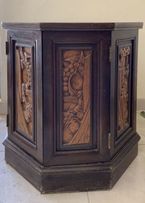 רהיט עץ מתומן עתיק יפני גילוף עבודת יד בצדדים ובחלק העליון עם זכוכית וחלקי אחסון גודל סימטרי 