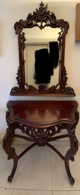 קונסולת עץ ומראה עץ גילוף עבודת יד בסגנון עתיק - גודל הקונסולה 113X43 ס״מ גובה 79 ס״מ גודל מראה 