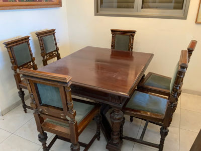 פינת אוכל עתיקה איכותית שולחן עץ גילוף עבודת יד מרשימה גודל 120X104 ס״מ סגור ו6 כסאות עץ גילוף 