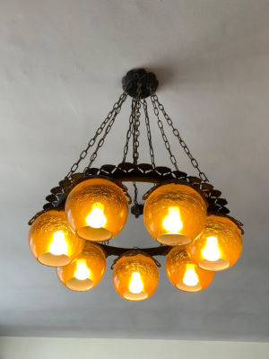 נברשת ברזל 7 מנורות מיוחד עבודת אמן כל המתכת נעשתה בעבודת יד עם אהילי זכוכית צבע צהוב כהה לכל 