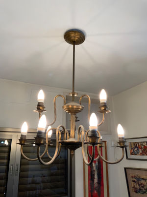 נברשת נחושת 9 קנים מרשימה במצב עבודה גובה 89 ס״מ 
( **הפריט נמצא בדירה בעיר רחובות- באחריות 