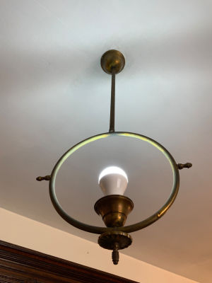 מנורה בודדת לתליה נחושת במצב עבודה גובה 74 ס״מ 
( **הפריט נמצא בדירה בעיר רחובות- 