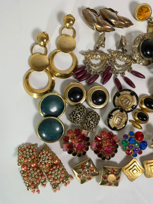 לוט 20 זוגות של עגילי קליפס\אופנה מחומרים שונים ודוגמאות שונות