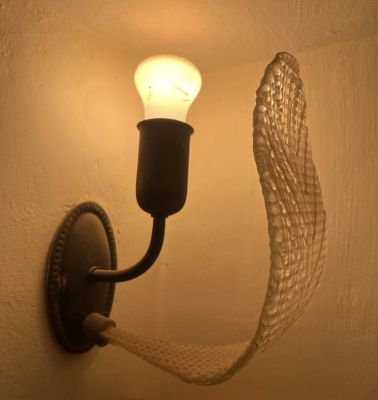 מנורת קיר בודדת מתכת (נראה כמו נחושת) וזכוכית אומנותית -עובדת גובה: 22 ס״מ, רוחב: 12 ס״מ, עומק: 