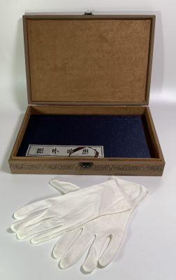 ספר ''THE ART OF WAR'' מהדורה מיוחדת אשר עשויה כולה ממשי הספר הודפס בסינית ואנגלית במצב חדש 