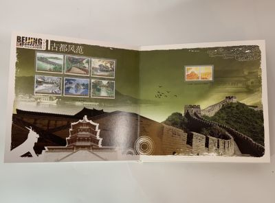 ספר BEIJING IMPRESSION כולל בולים בדפים שעשויים מקרטון עבה באריזה מקורית מצב חדש שנת 2009 גודל 