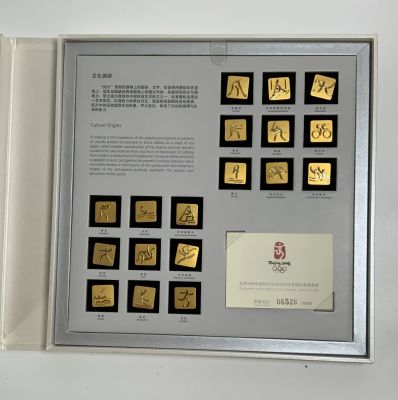 סט פיקטוגרנס אוסף סיכות אולימפיאדת BEIJING 2008 בקופסה מקורית 26X27 ס"מ גודל סיכה 2X2 ס"מ מצופה זהב