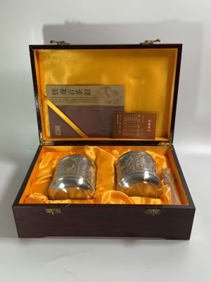 צמד קופסאות מתכת לבנה לתה גובה 13 ס"מ עבודת תבליטים עם כפית מעץ בקופסת עץ מהודרת עם בד משי גודל 