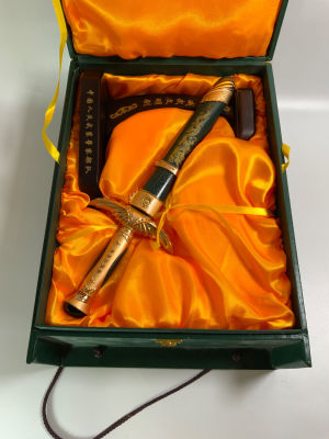 חרב סכין 38 ס"מ אורך מהודרת ייצוגית של המשטרה הסינית באריזה מקורית 38X28 ס"מ מצב כחדש כולל בסיס עץ