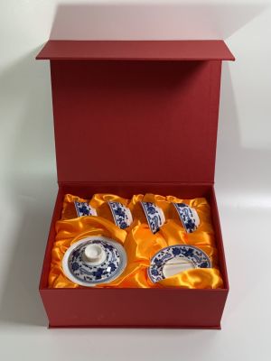 סט תה סיני ל4 איש עם קערה עם מכסה וצלוחית פורצלן סיני בקופסה מהודרת 26X21 ס"מ