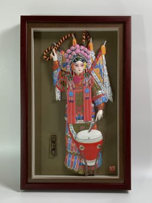 פסל דמות מהאופרה הסינית THE ART OF FACIAL MAKE UP CHINIESE OPERA ממוסגרת 22X34 ס"מ לתליה בקופסה 