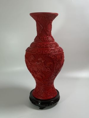 אגרטל לאקר אדום סיני באיכות מעולה עבודת יד תבליטים גובה 37 ס"מ עם בסיס עץ בקופסה מקורית מהודרת