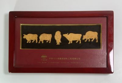 תמונה מפוסלת 5 חיות בציפוי זהב ממוסגרת 32X19 ס"מ של חברת הרכבות הסינית