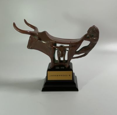 פסל ברונזה דמויות שור מגן על בנו מנמר בסיס עץ גובה כולל בסיס 20 ס"מ רוחב 23 ס"מ בקופסא מהודרת