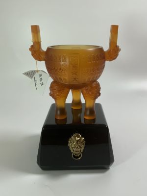 פסל זכוכית עבודת אמן סיני עם תבליטים עם בסיס מעוטר אריות מלווה בספר אמן בקופסה מהודרת 23X28 ס"מ 