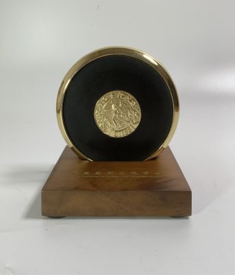 זוג בסיסים תחתיות לכוסות מתכת מוזהבת בשילוב עור קוטר 9.5 ס"מ עם בסיס עץ