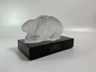 פסל זכוכית אומנותית סינית BEIJING JIN TAI ART MUSEUM ארנב עם בסיס האמן YUAN XIKUN בסיס 15 X8 