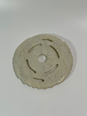 פיסול בג'ד בהיר קוטר 10 ס"מ גילוף עבודת יד בנרתיק משי עם רקמות עבודת יד בקופסא מהודרת