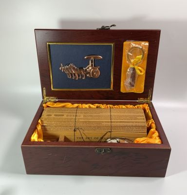 מגילת עץ סינית THE ART OF WAR רוחב 23 ס"מ עם בסיס עץ בקופסה מהודרת עם זכוכית מגדלת