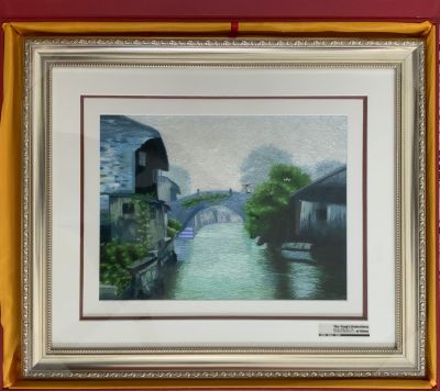 רקמת משי עבודת יד ממוסגרת של אמנית SUN Y ANYUN ממוסגרת 53X63 ס"מ בקופסא מהודרת כולל כפפות