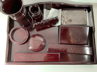 סט לשולחן כתיבה סיני מצב חדש באריזה מקורית עשוי עץ עם חוטי כסף בתוך העץ מידת הקופסה 57X40 ס"מ