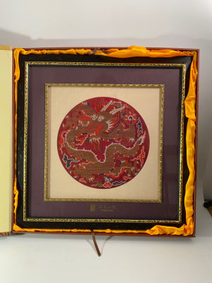 רקמת משי עבודת יד ממוסגרת של NANJING YUNJIN גודל 43X43 ס"מ בקופסה מהודרת