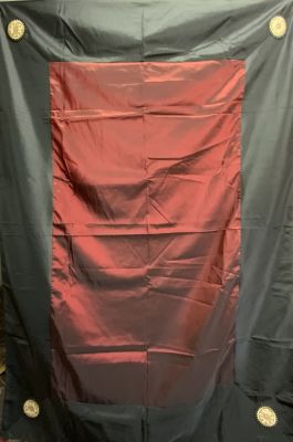 מפת שולחן סינית בד משי כפול עם 4 רקמות משי בפינות גודל 140X190 ס"מ מצב חדש