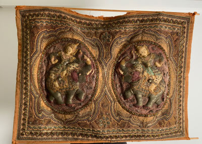 עבודת יד רקמה תאילנדית עם חרוזים ואבנים שונות באיכות מעולה 84X60 ס"מ לתליה כנראה מתחילת המאה הקודמת