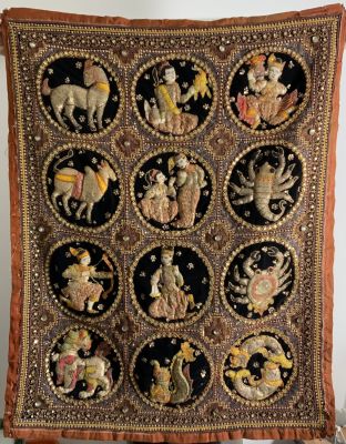 עבודת יד רקמה תאילנדית עם חרוזים ואבנים שונות באיכות מעולה 110X80 ס"מ לתליה כנראה מתחילת המאה הקודמת