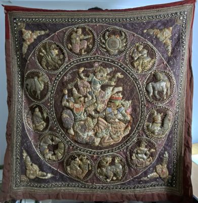 עבודת יד רקמה תאילנדית עם חרוזים ואבנים שונות באיכות מעולה 133X125 ס"מ לתליה כנראה מתחילת המאה 