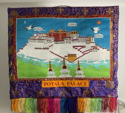 רקמת משי על בד משי עבודת יד POTALA PALACE לתליה 85X70 במצב שמור כחדש